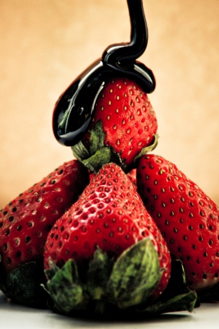 Аппетитная клубничка с шоколадом обои