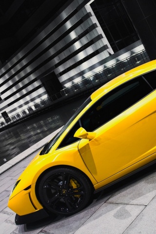 Желтая ламборджини в автосалоне обои