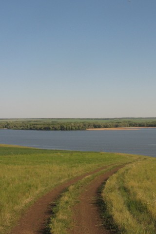 Дорога спускается к воде обои