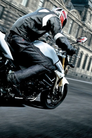 Мотоциклист мчится по городу обои