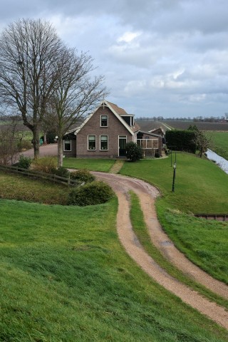 Дом в поле обои