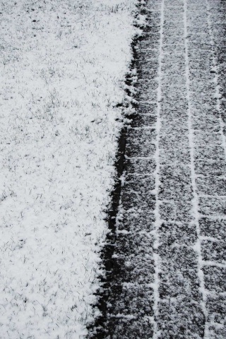 След покрышек в снегу обои