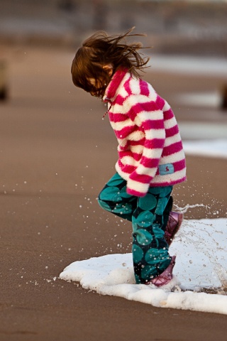 Ребенок и волна обои