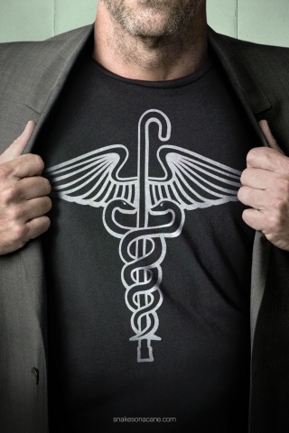 Футболка со змеями и тростью обои