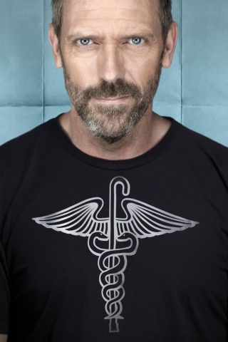 Доктор Хаус в футболке со змеями на трости обои