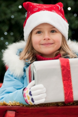 Ребенок с подарком обои