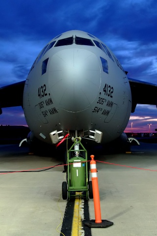 Самолет на взлетной полосе обои