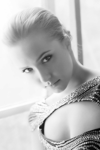 Блондинка у окна обои