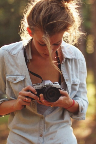 Девушка-фотограф обои