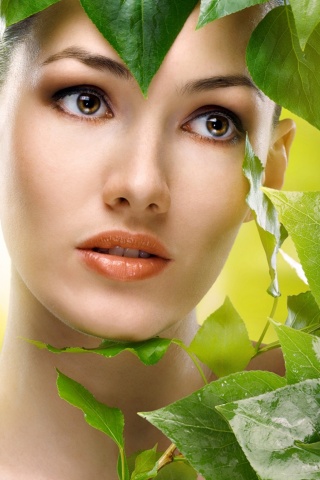 Девушка с зелеными листьями обои