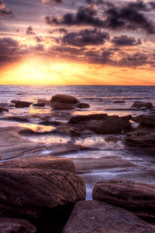 Каменистый берег на закате обои