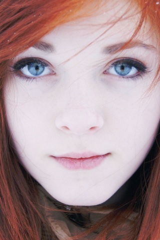 Рыжая в капюшоне обои