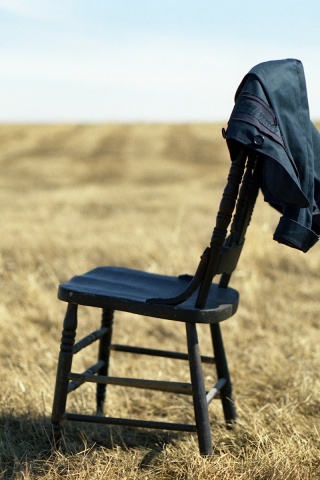 Стул в поле обои