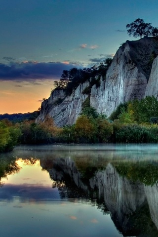 Скалы над озером обои