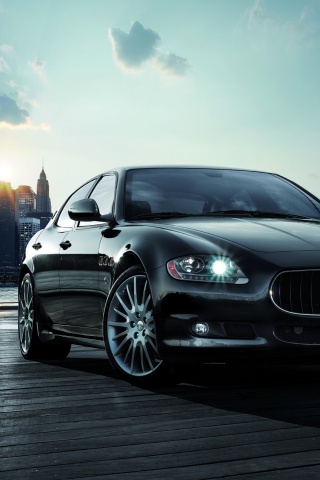 Черная мазерати на пирсе обои