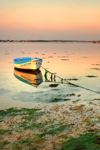 Лодка на илистом берегу обои