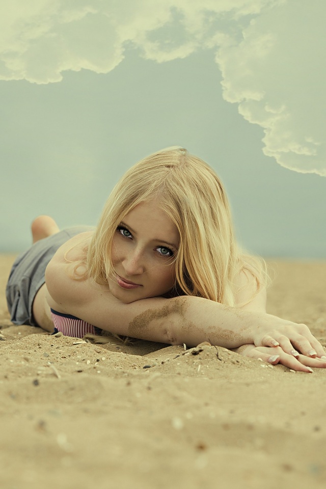 Девушка на пляже обои