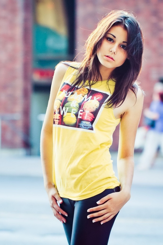 Молодая девушка в городе обои