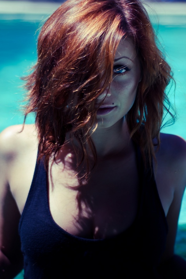 Девушка рядом с бассейном обои