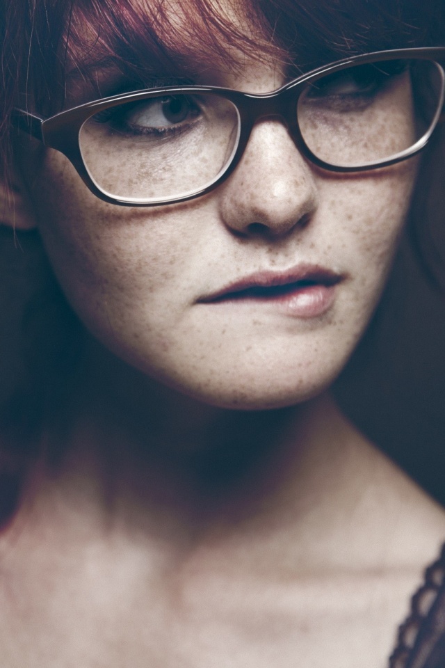 Рыженькая кусает губу обои