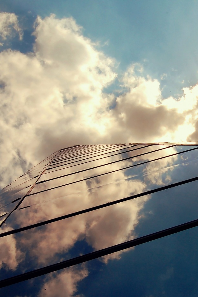 Стеклянный небоскреб уходящий в небо обои