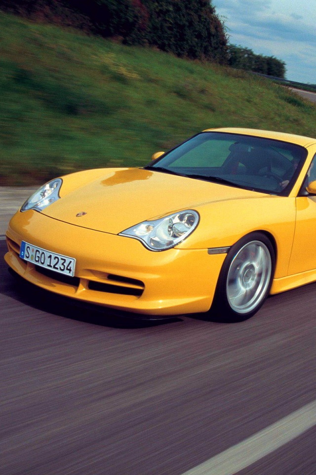 Желтый порш на повороте обои