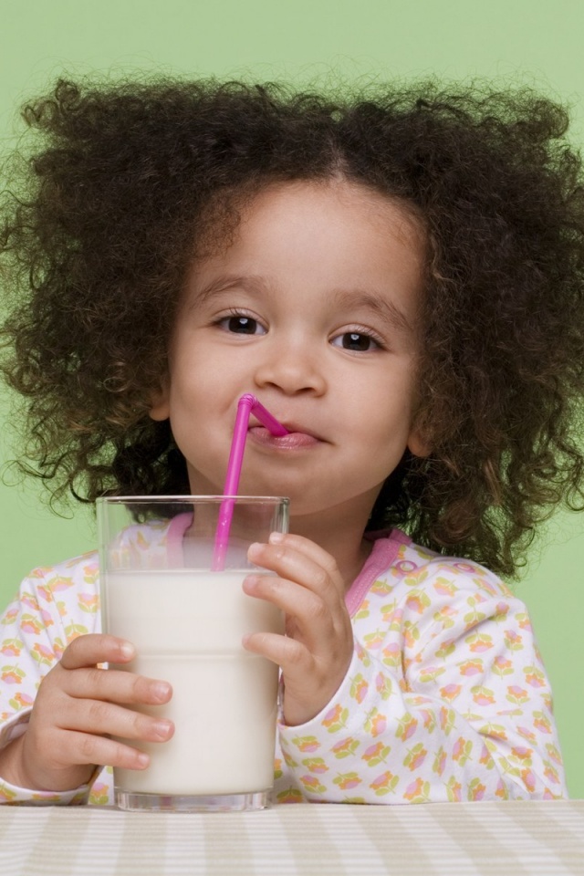 Девочка пьет молоко обои