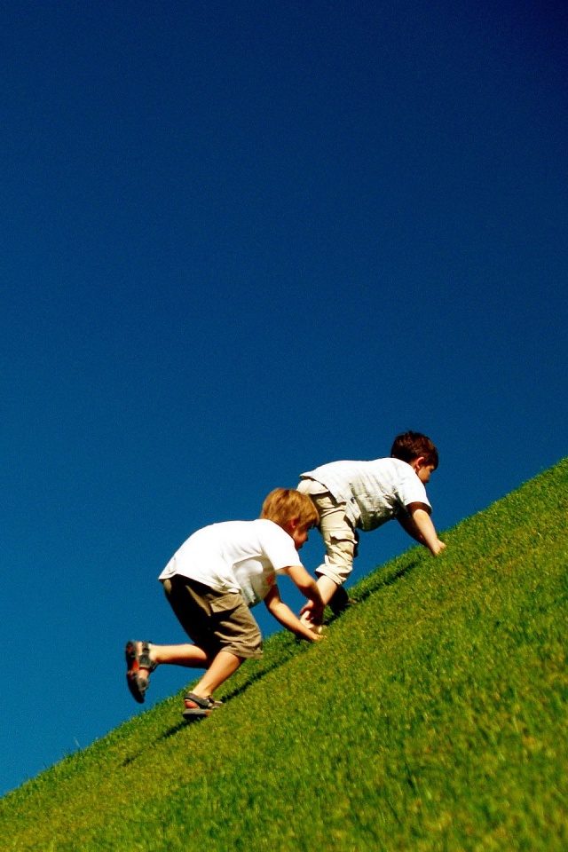 Дети взбираются в гору обои