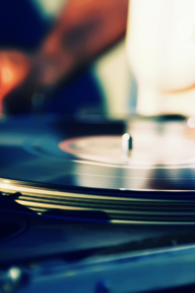 Винил на диджейском пульте обои