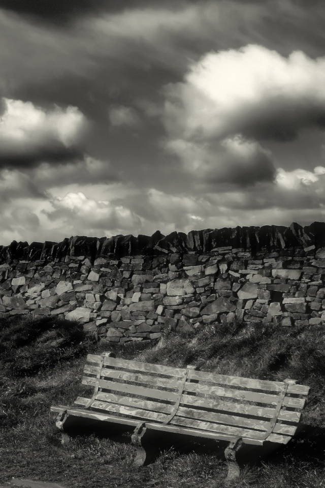 Скамейка у дороги обои