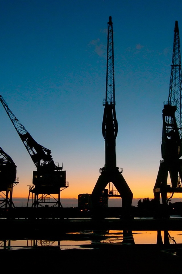 Силуэты портовых кранов обои
