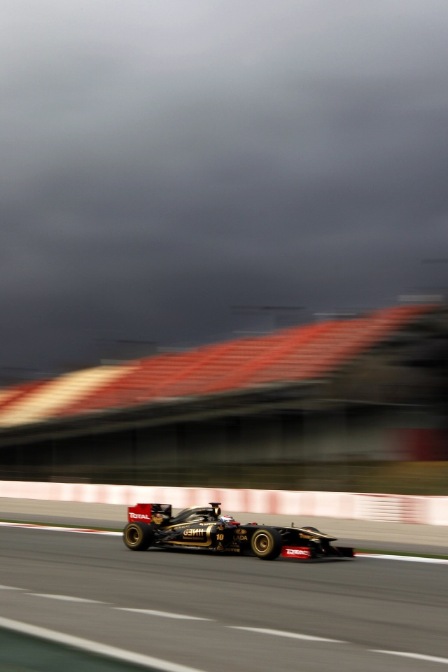 Болид на треке обои