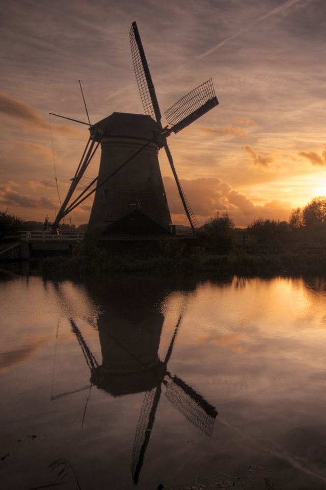 Мельница на озере обои