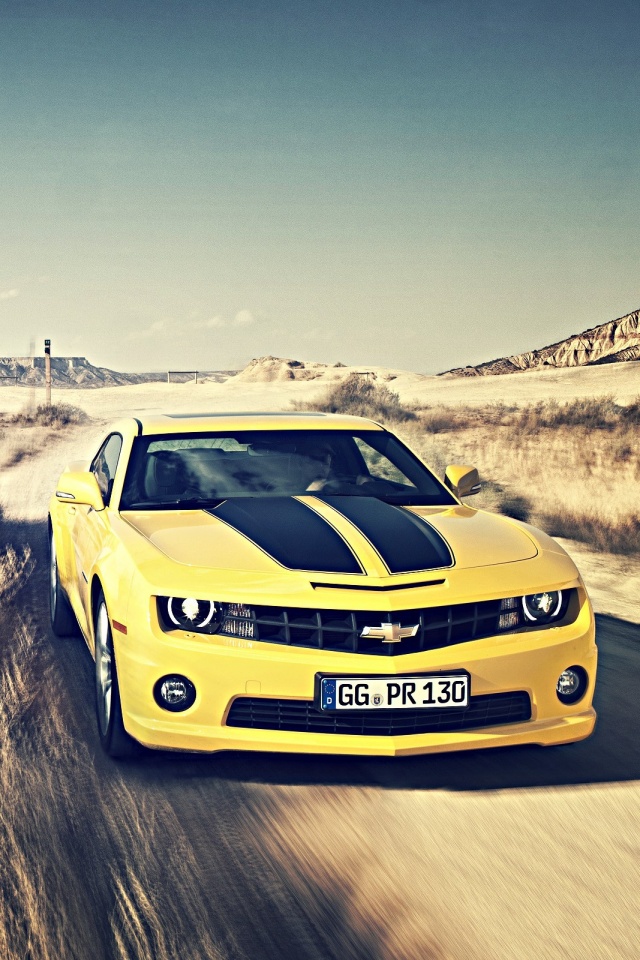 Камаро на пустынной дороге обои