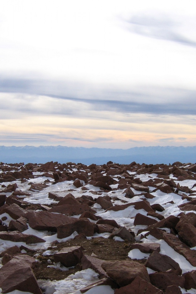 Заснеженная каменистая равнина обои