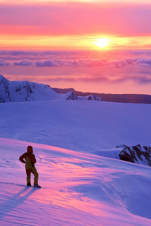 Путешественник в горах обои