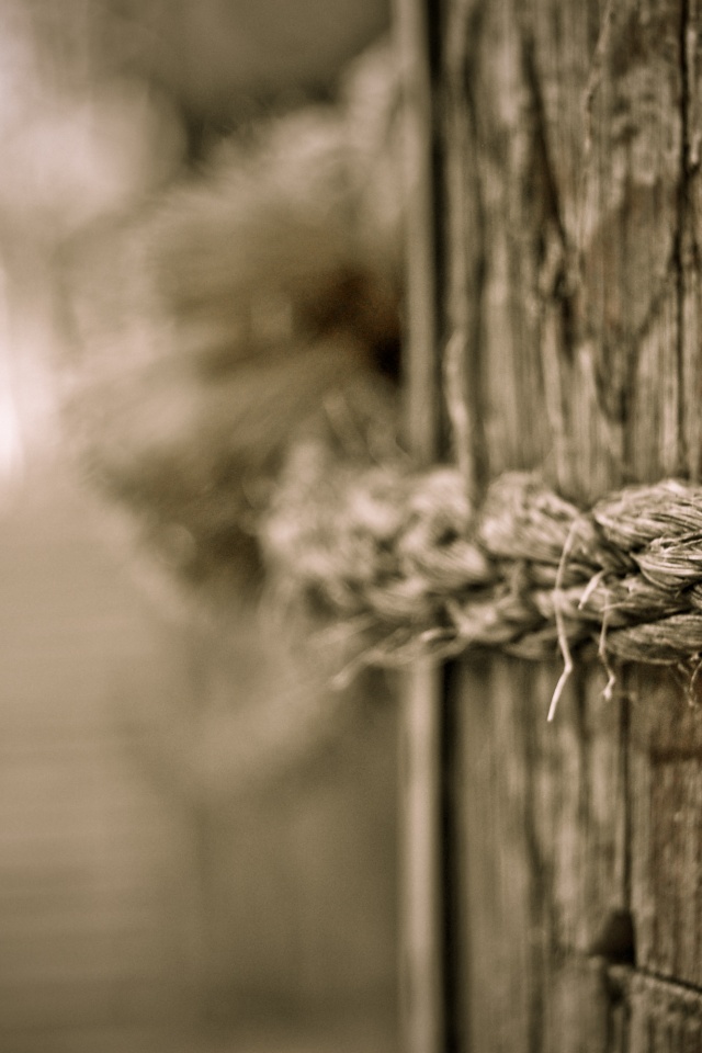 Веревка на деревянном столбе обои