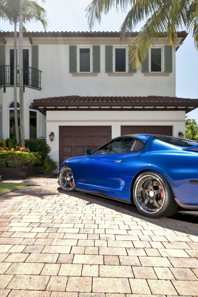 Синее авто у коттеджа обои