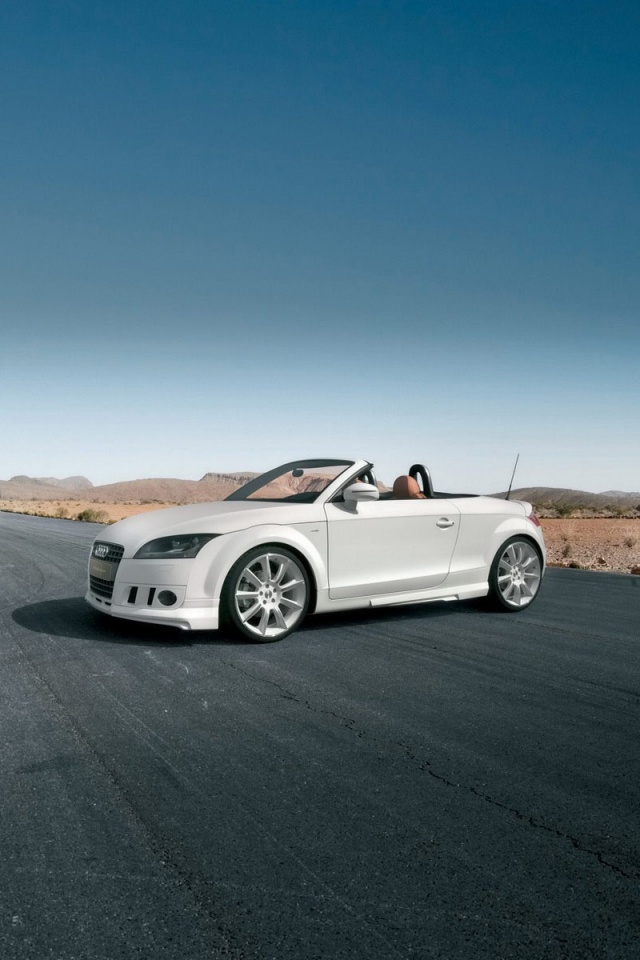 Кабриолет Ауди на пустынной дорге обои