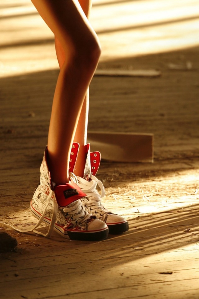 Ножки в кедах обои