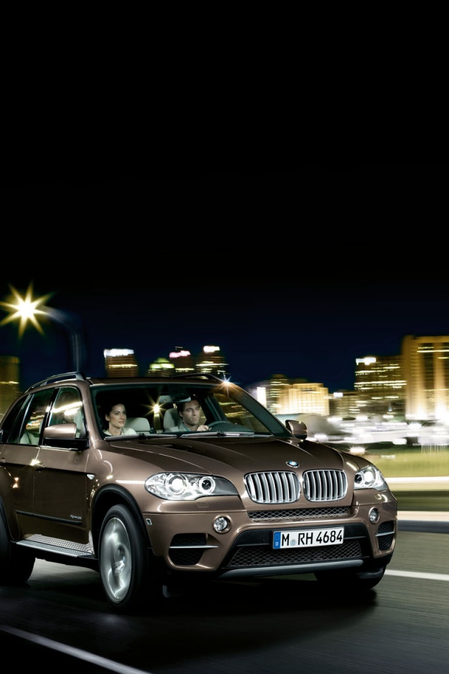 Пара в BMW X5 обои