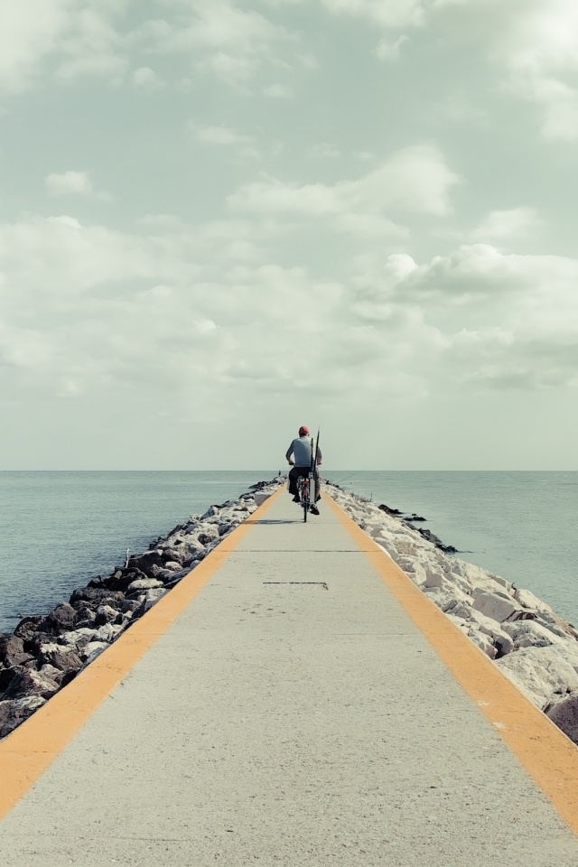 Велосепидист на волнорезе обои