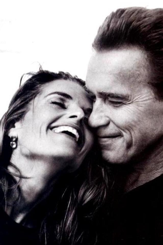 Арнольд Шварцнегер с девушкой обои