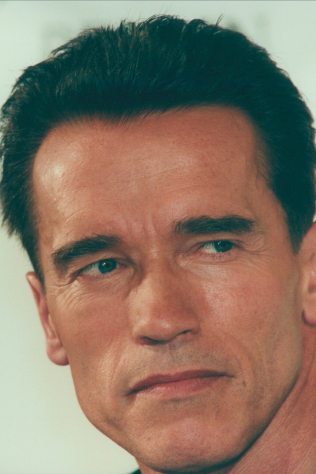 Арнольд Шварцнеггер с сигарой обои