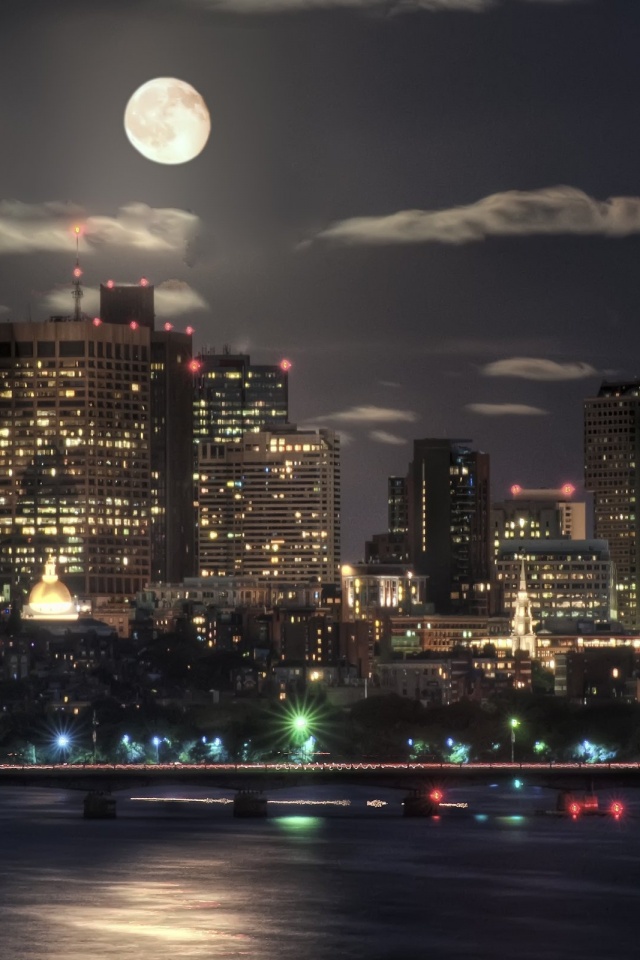 Луна над мегаполисом обои