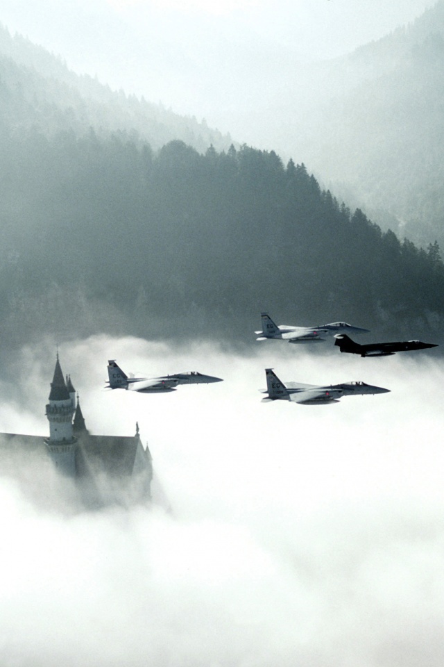 Истребители над замком обои