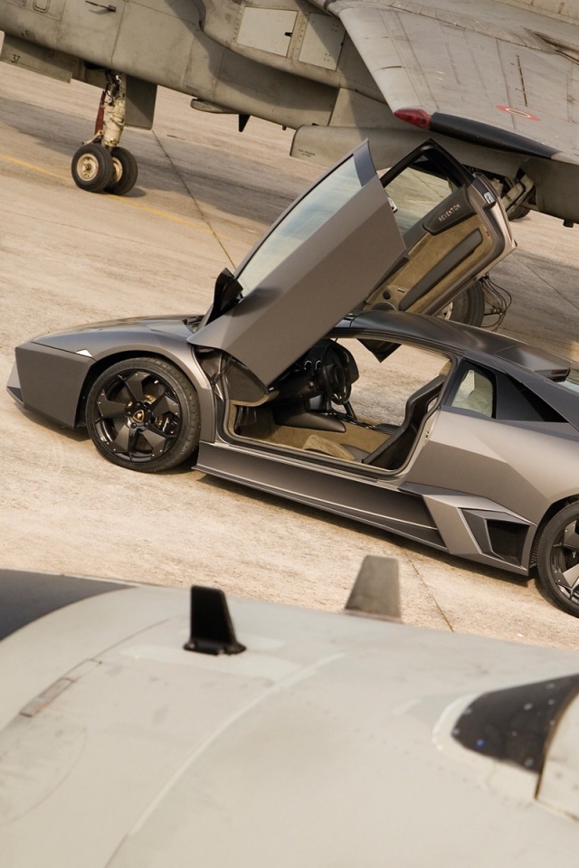 Ламборджини на военной базе обои