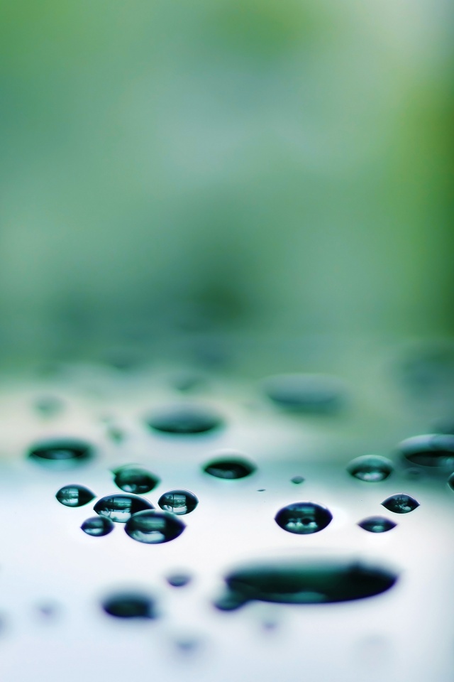 Темные капли на зеркальнйо поверхности обои