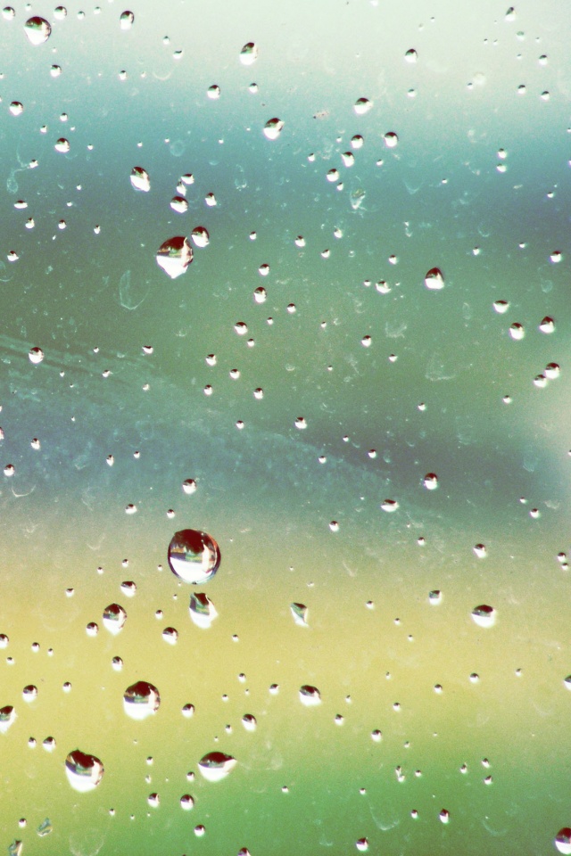 Капли на грязном стекле обои