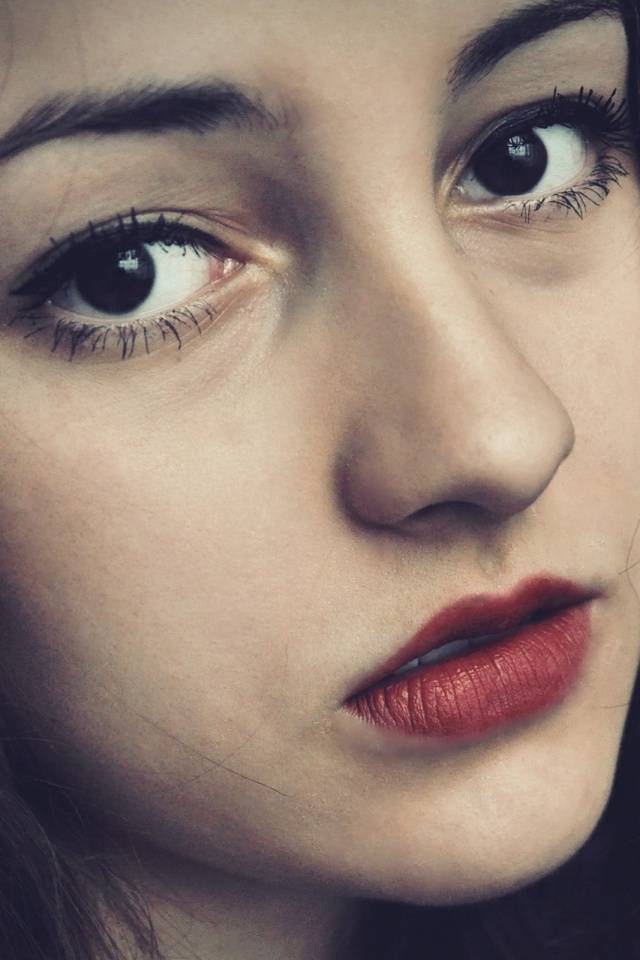 Брюнетка с ярким макияжем и печальным лицом обои